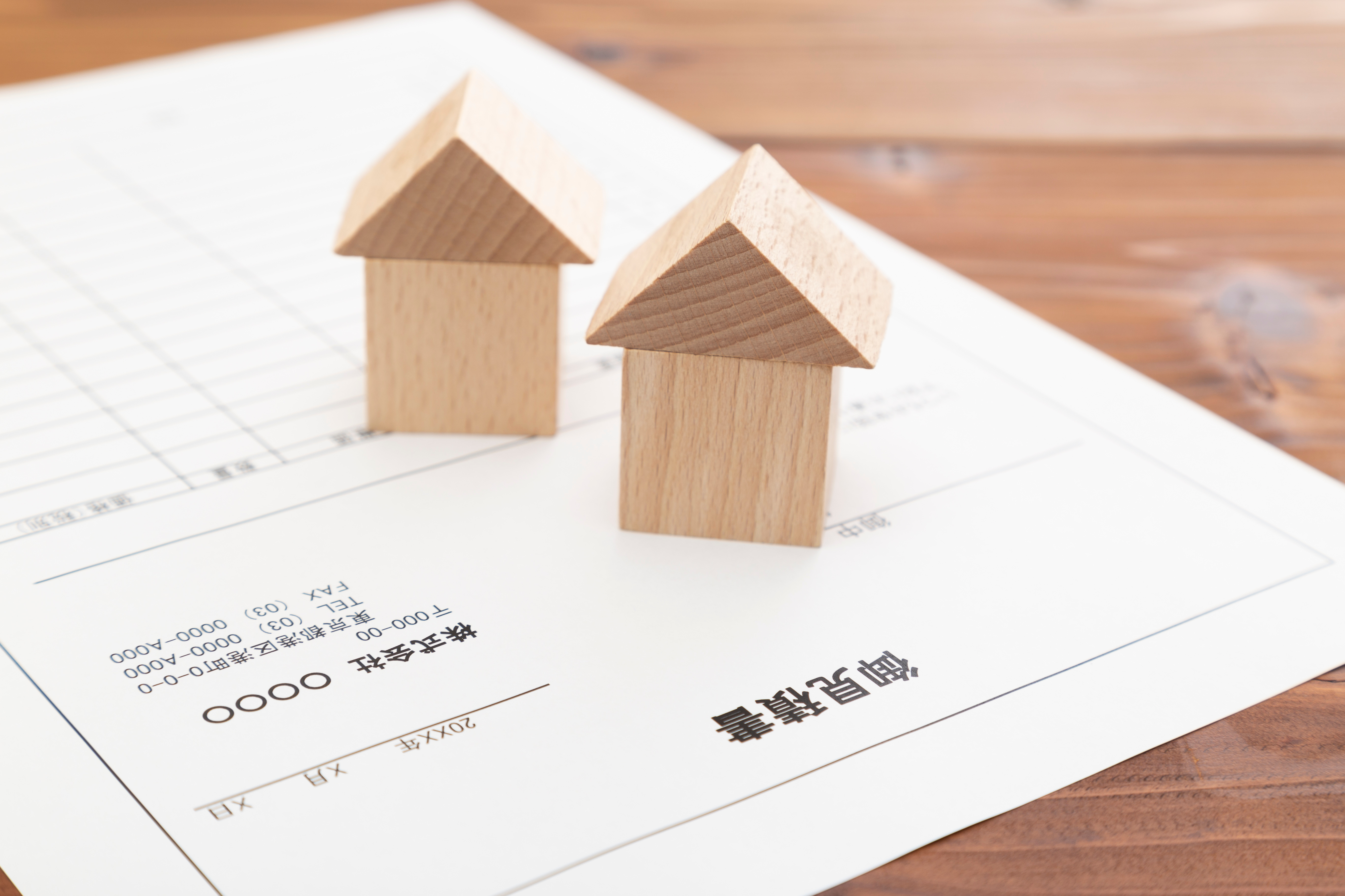 お客様にお見積り内容を説明している様子