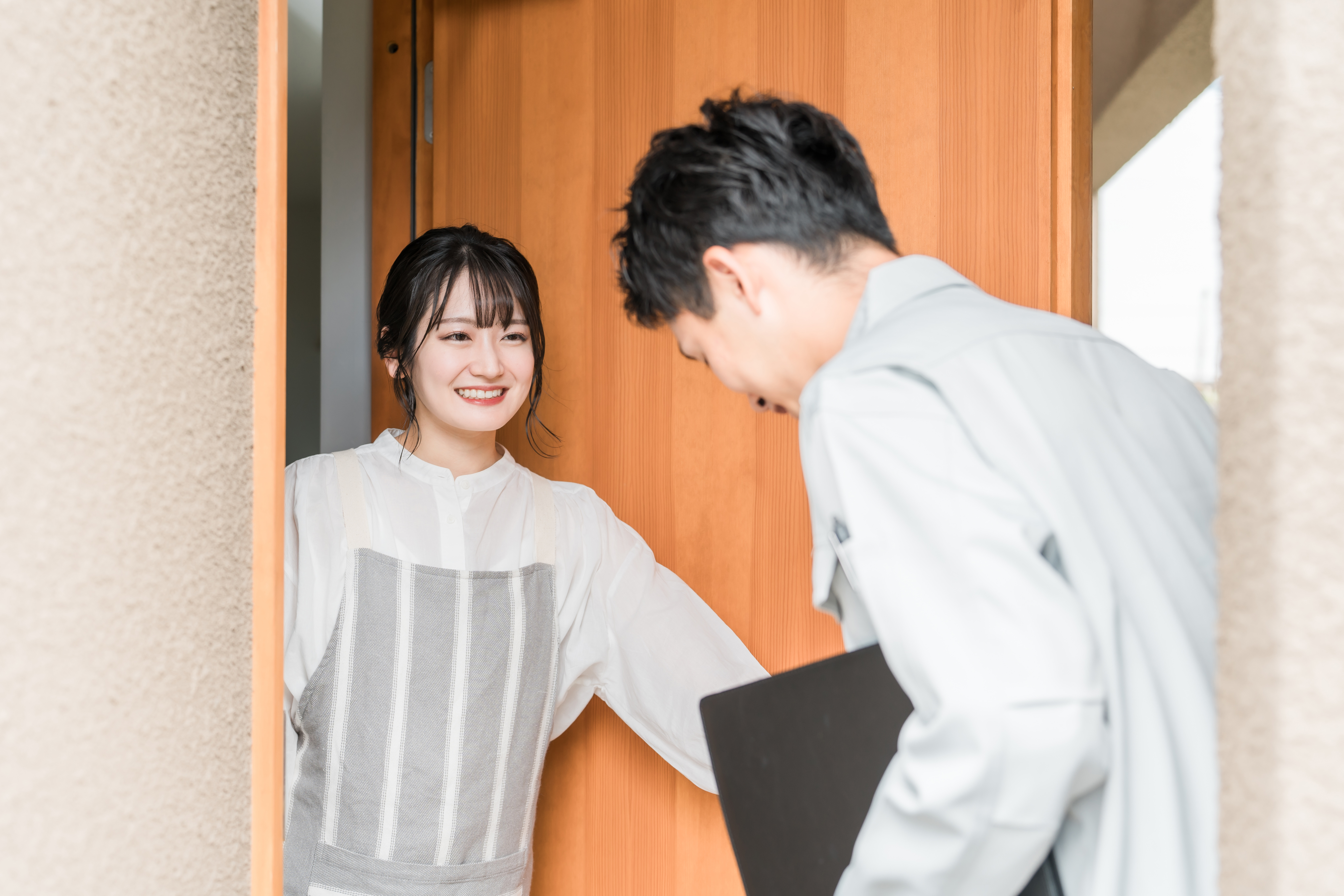 近隣へ挨拶回りをしている様子
