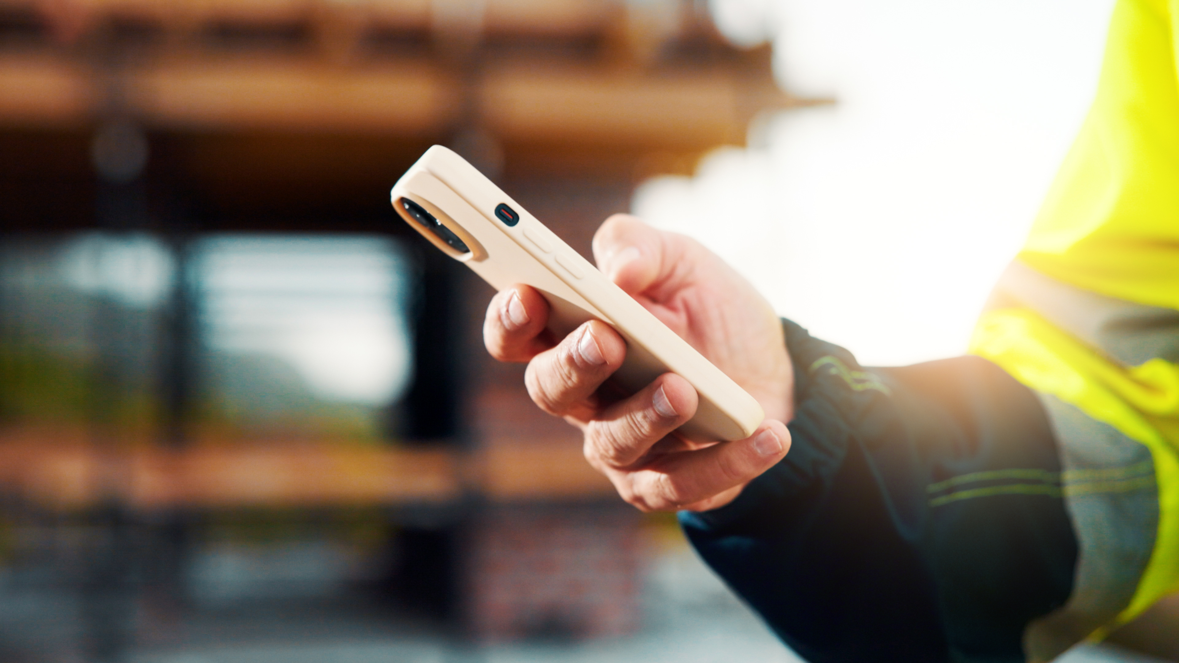 スマホでSMS・LINE報告をしている様子